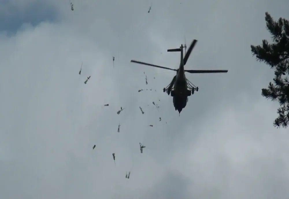 Trei elicoptere militare au lansat flori deasupra Spitalului Județean Suceava VIDEO 