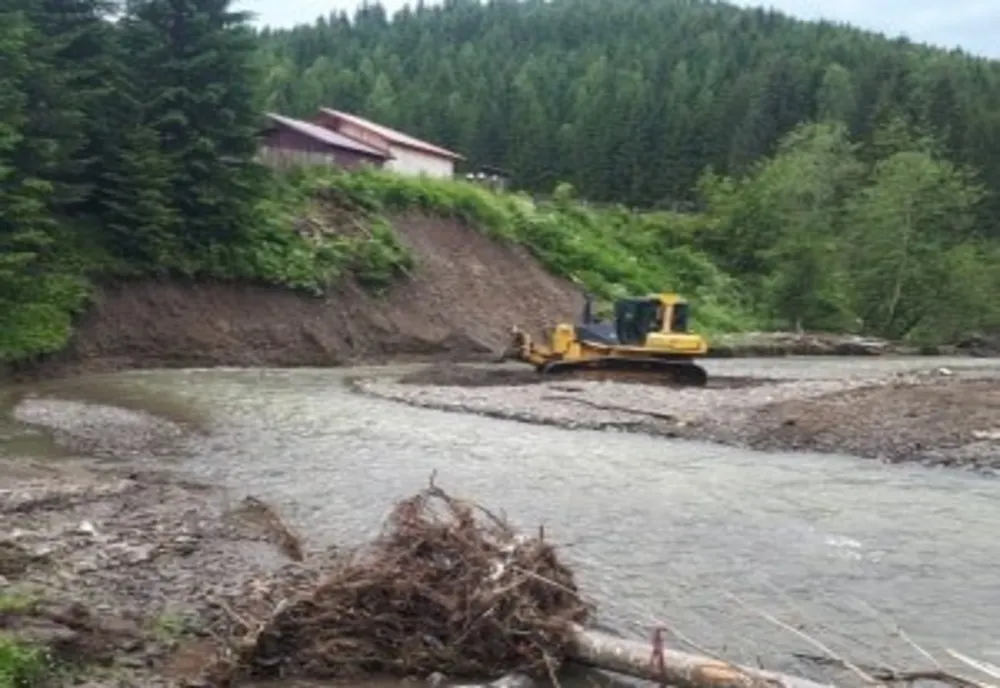 Gospodărie din Izvoarele Sucevei în pericol după ce viiturile au măcinat malul râului Suceava Foto