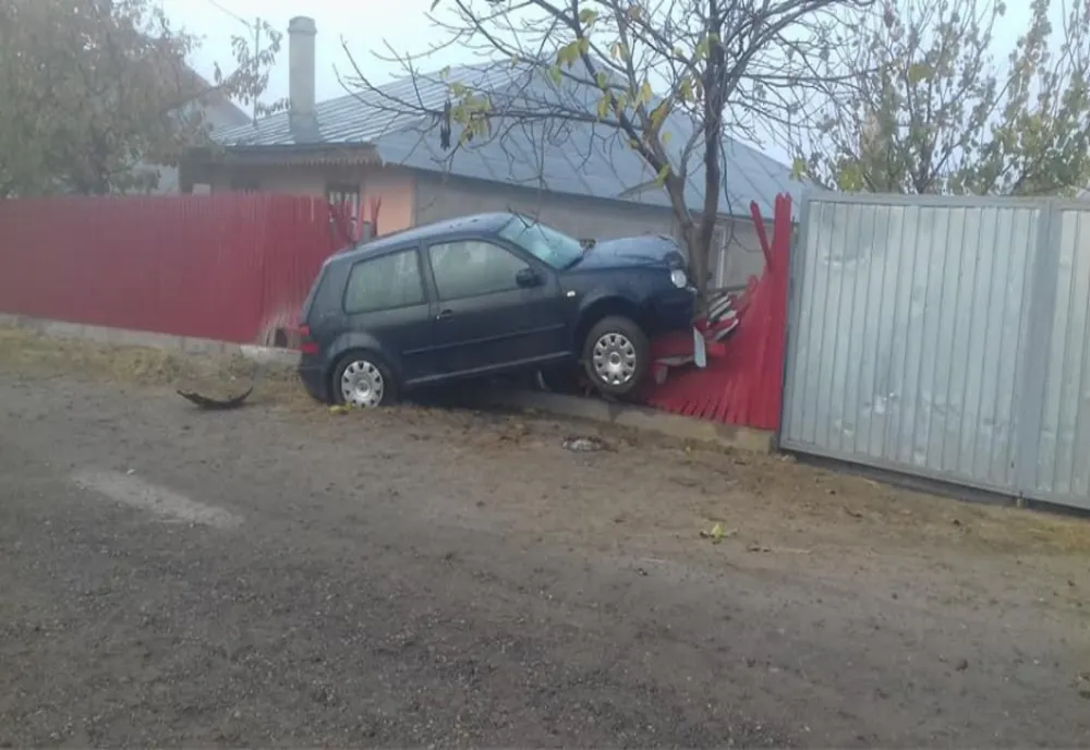 A ajuns la spital după ce a intrat cu mașina într-un gard