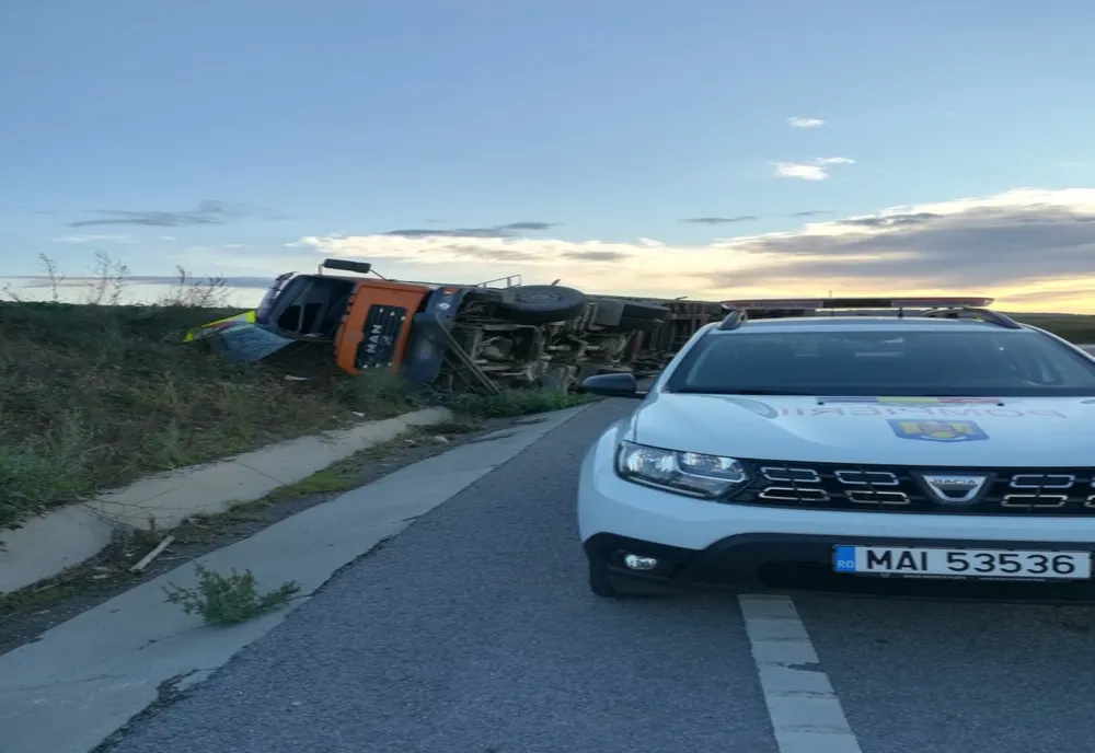 ULTIMĂ ORĂ: autotren încărcat cu lemne, răsturnat