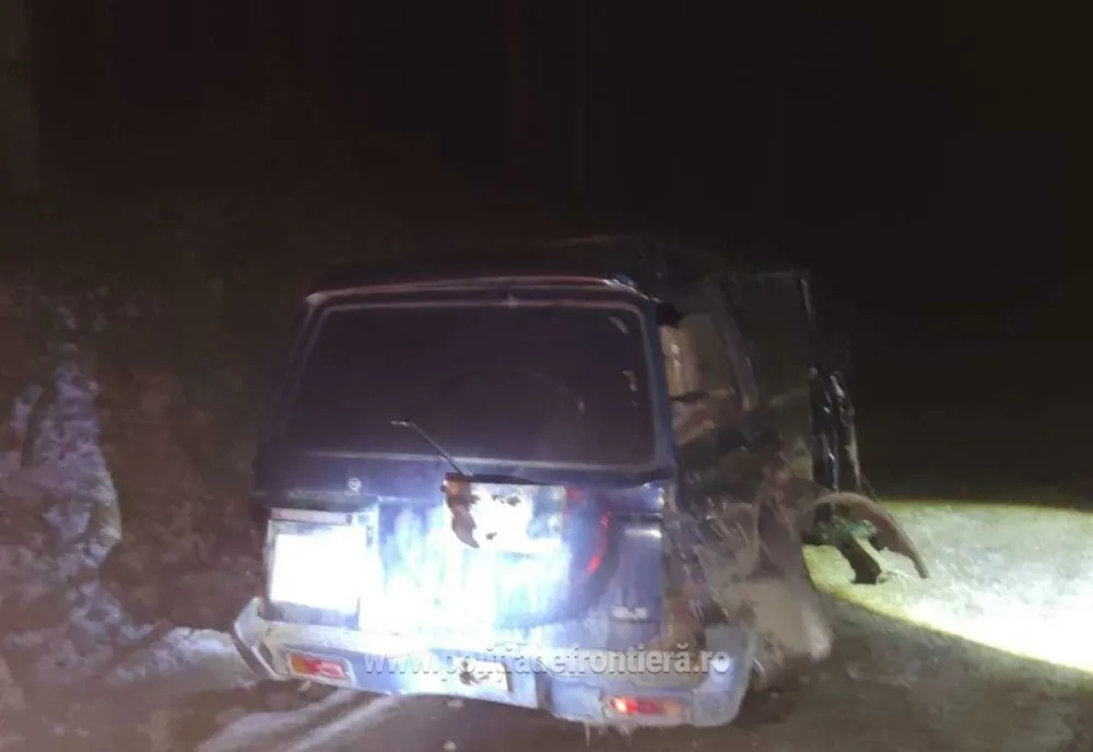 În încercarea de a fugi de poliție, un contrabandist a intrat cu mașina într-un cap de pod și s-a răsturnat