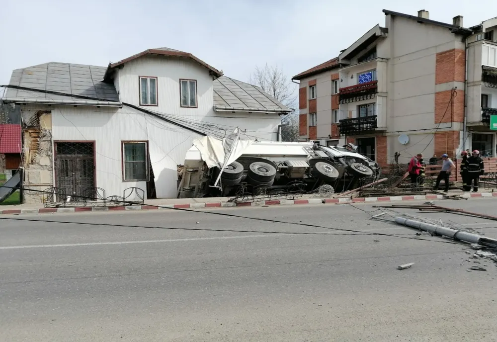 O autobasculantă încărcată cu pietriș s-a oprit în peretele unei case (FOTO)