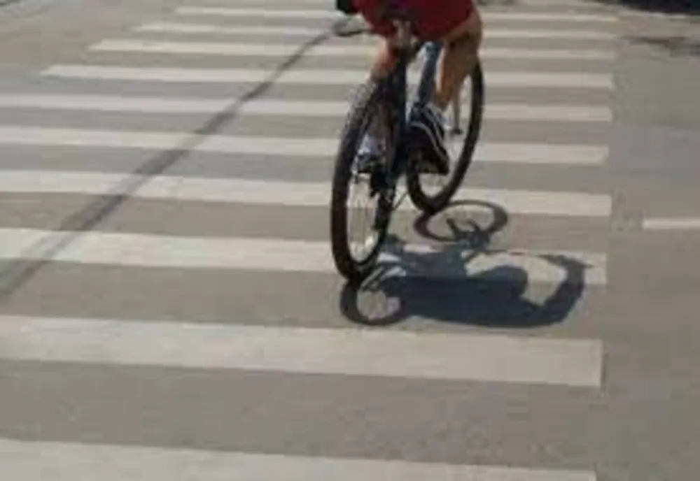 Biciclist de 13 ani accidentat pe trecerea pentru pietoni