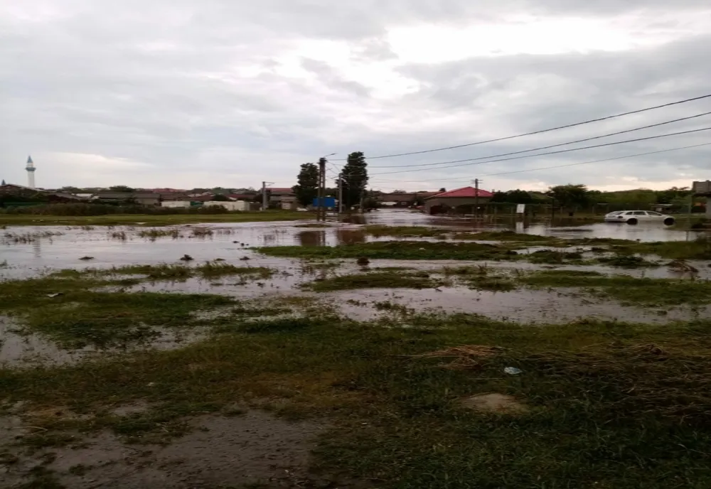 Pericol de inundaţii pe râuri din mai multe județe, până luni la miezul nopții