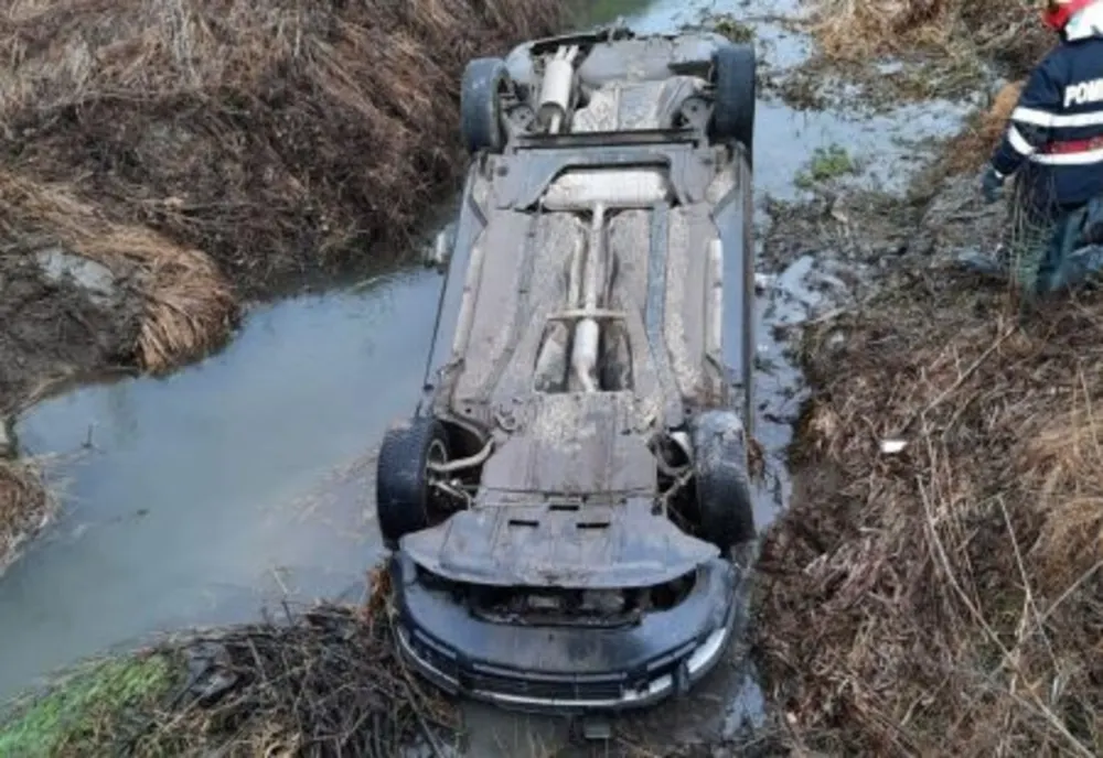 Doi răniți, după ce un tânăr fără permis s-a răsturnat cu mașina în albia unui pârâu. Șoferul și-a petrecut noaptea în arest după ce a fugit de la fața locului, 