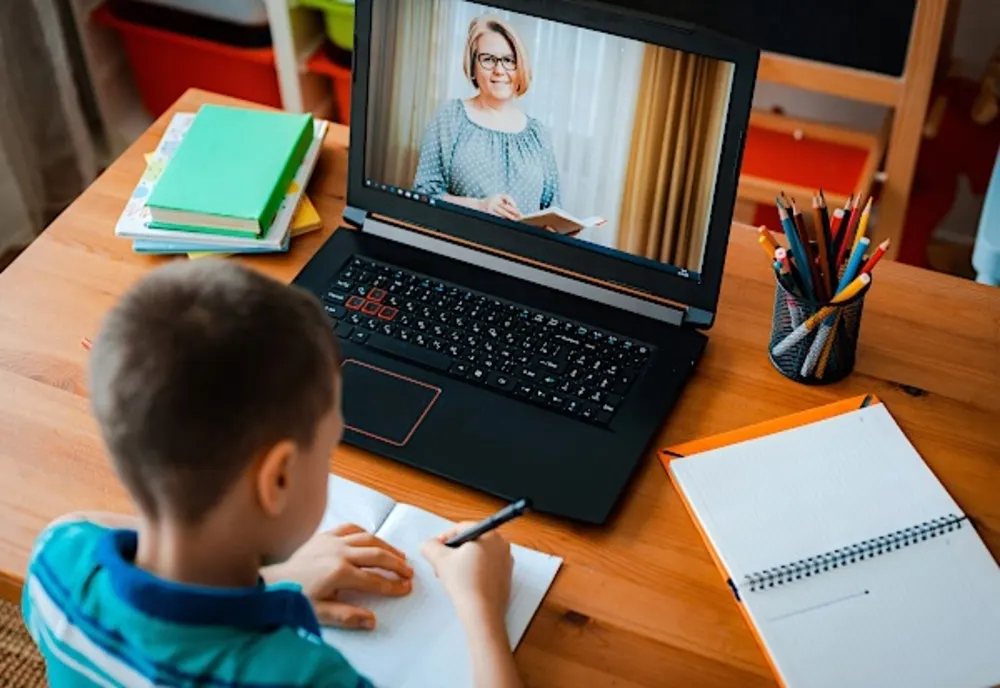 Zeci de copii au abandonat şcoala în favoarea unui sistem educaţional nerecunoscut în România
