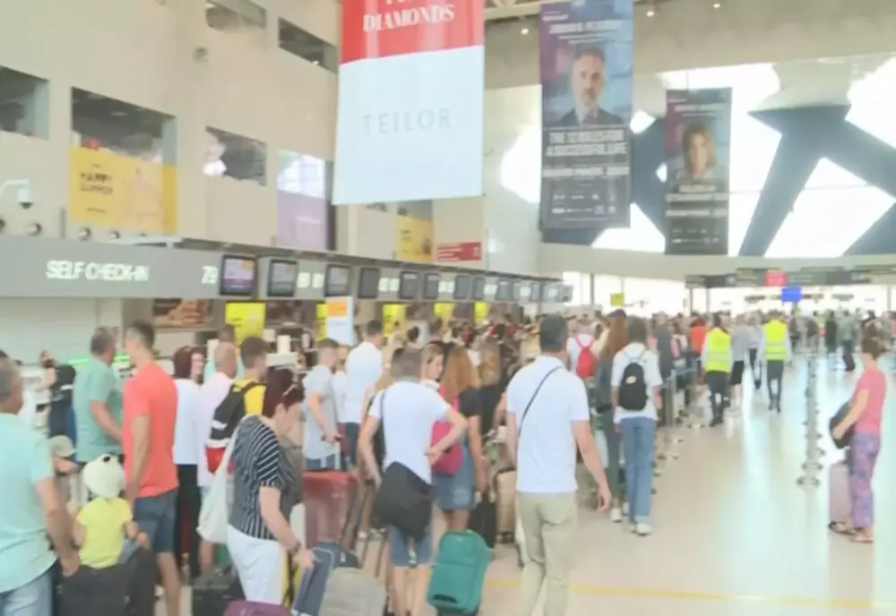 Scandal monstru pe Aeroportul Otopeni. Cum sunt umiliți românii după ce zborurile au fost anulate - VIDEO