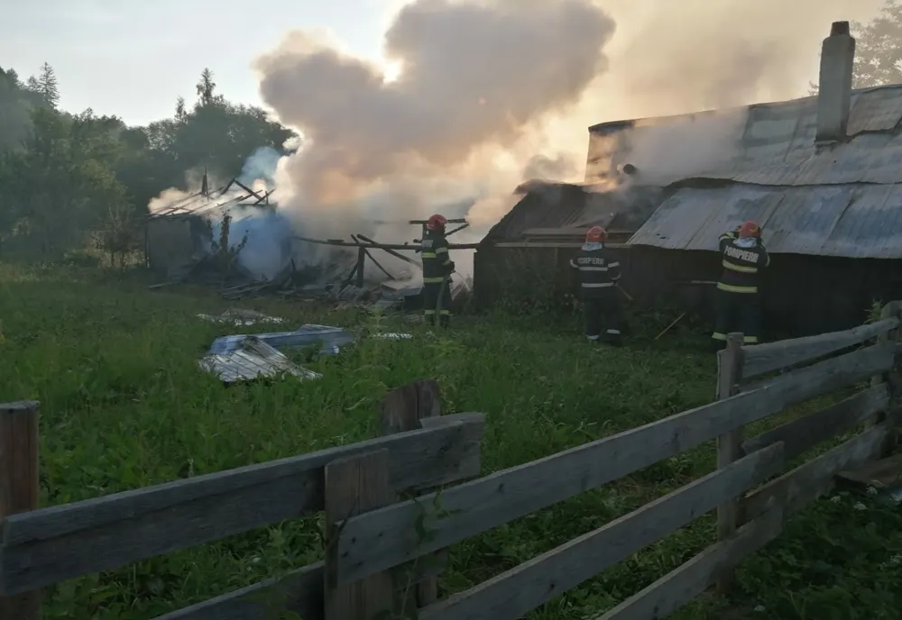 Un scurtcircuit a aprins o gospodărie în Râșca