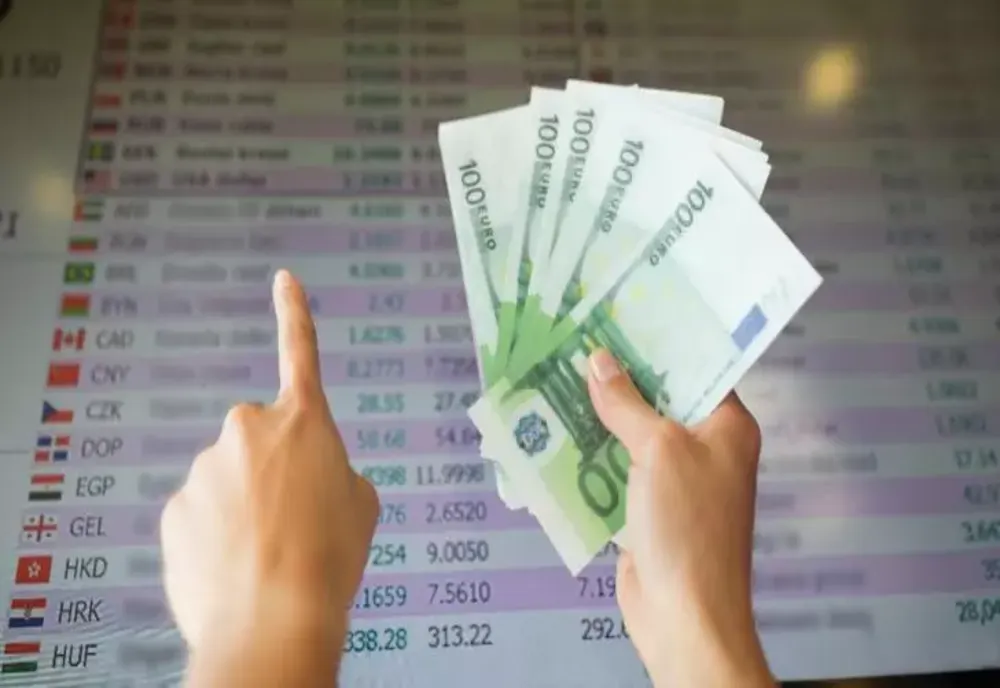 Perspective sumbre pentru moneda națională în lupta cu euro. Va depăși 5 lei la cursul oficial BNR
