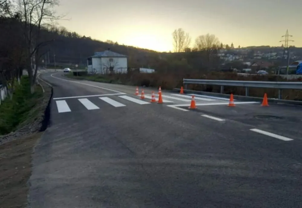 Strada din Suceava care ar trebui să apară în „Dosarele X”: trecere de pietoni din șanț în gard!