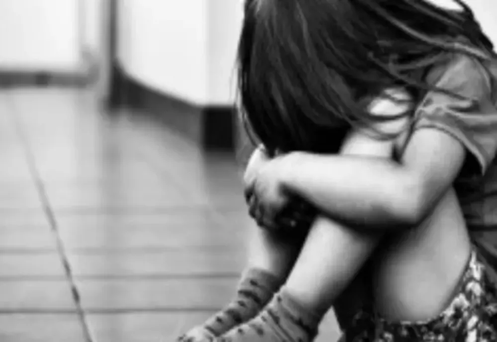 Locuința educatoarei acuzate de viol și agresiune sexuală asupra a trei fetițe, pusă sub sechestru asigurator