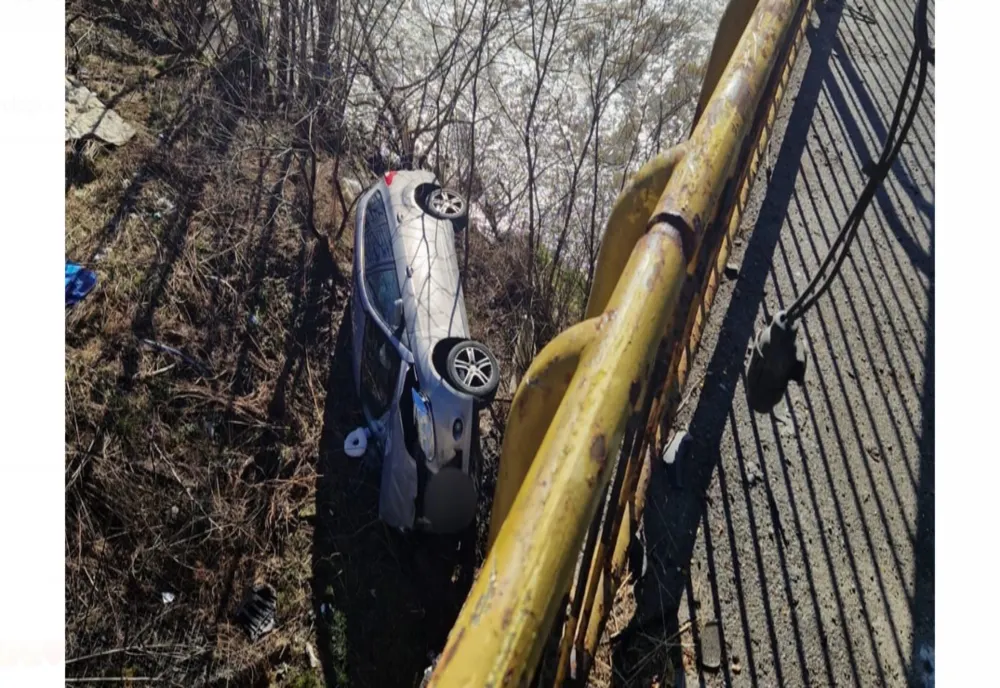 Accident rutier grav: un autoturism a căzut de pe un pod