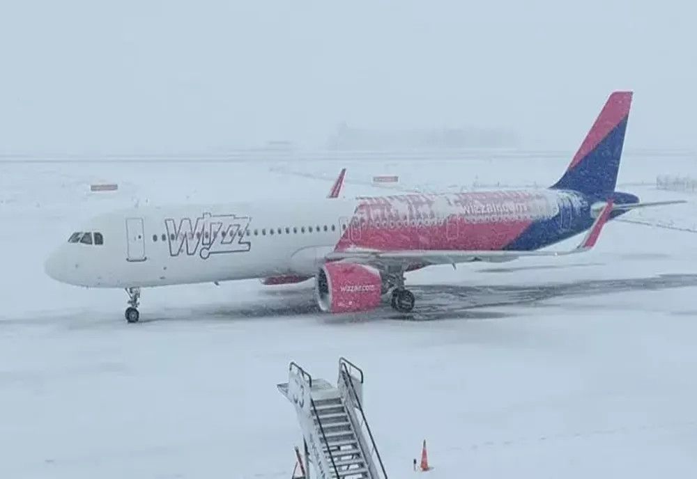 Aeroportul din Suceava, ÎNCHIS temporar din cauza vremii extreme: "Echipele de deszăpezire intervin nonstop"