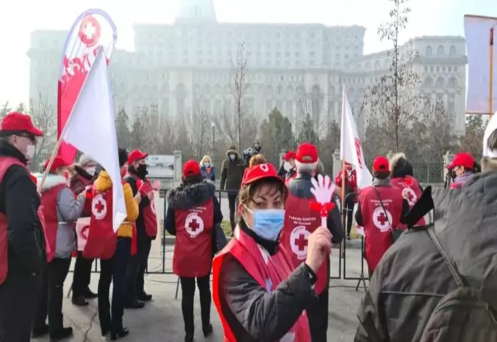 Salariile mici îi scot pe angajații din sistemul medical în stradă - Medicii închid spitalele, Rafila se plimbă prin Elveția