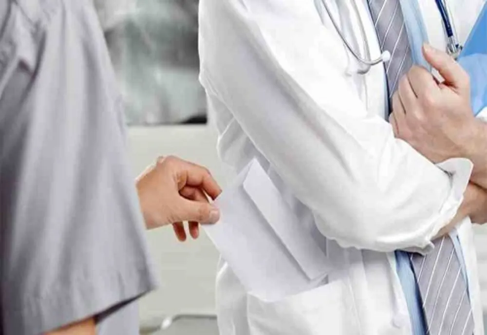 CONDAMNARE DEFINITIVĂ PENTRU DOCTORIȚA DIN SUCEAVA ACUZATĂ DE 280 DE FAPTE DE LUARE DE MITĂ: 3 ANI DE ÎNCHISOARE CU EXECUTARE