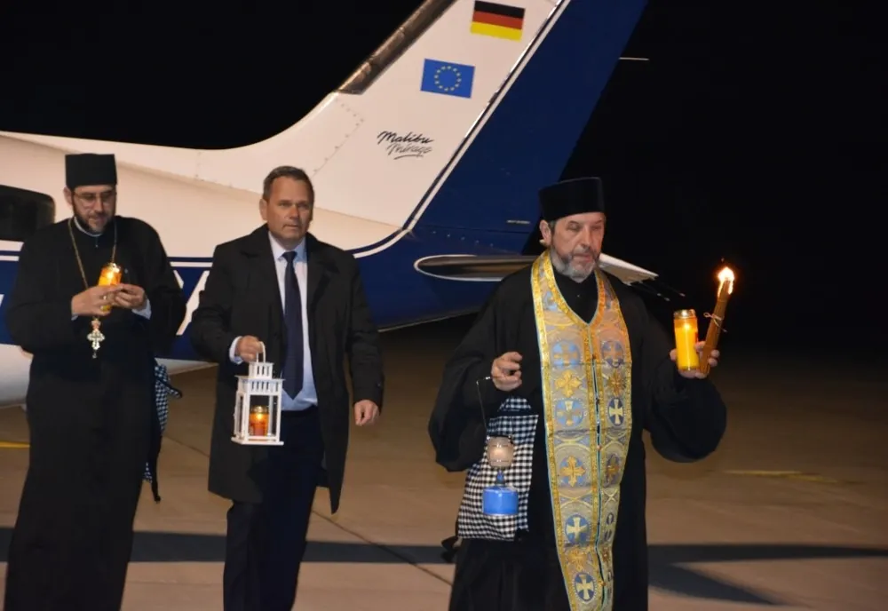 SFÂNTA LUMINĂ - ADUSĂ, SÂMBĂTĂ SEARA, DE LA IERUSALIM