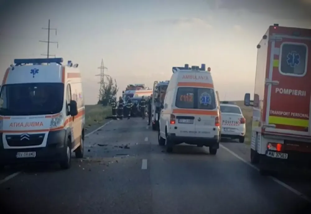 ACCIDENT GRAV ÎNTRE DOUĂ AUTOTURISME ȘI UN MICROBUZ, PE DN2 ÎN JUDEȚUL SUCEAVA