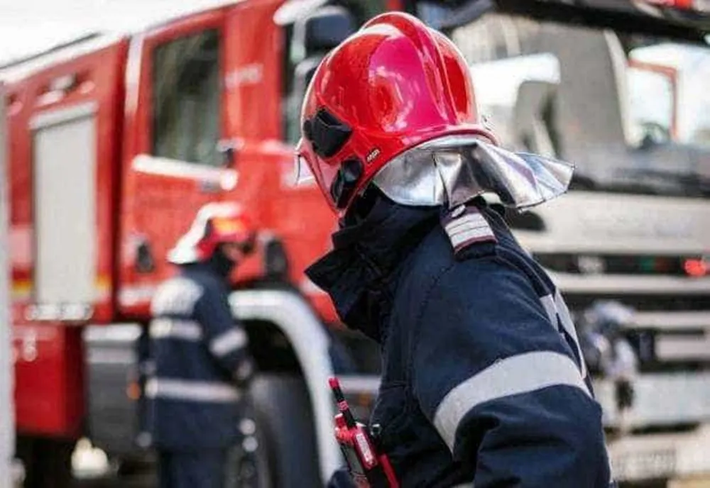 CISTERNĂ ÎNCĂRCATĂ CU 31.000 DE LITRI DE BENZINĂ, RĂSTURNATĂ LA INTRAREA ÎN FĂLTICENI