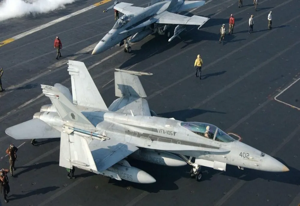 AVION DE LUPTĂ AMERICAN, DOBORÂT DIN GREȘEALĂ DE UN CRUCIȘĂTOR AMERICAN ÎN TIMPUL UNOR OPERAȚIUNI ÎN MAREA ROȘIE