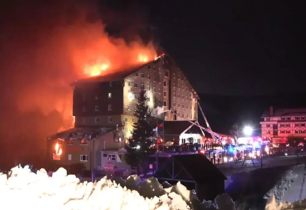 TRAGEDIE ÎN TURCIA: 66 DE MORȚI ÎNTR-UN INCENDIU DEVASTATOR DE LA UN HOTEL DINTR-O STAȚIUNE DE SCHI