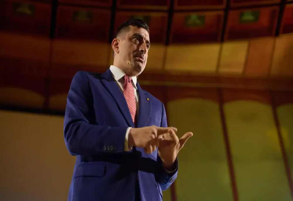 GEORGE SIMION: ROMÂNIA ARE NEVOIE DE O DEMOCRAȚIE VIE, NU DE O OPERETĂ SCRISĂ DE SISTEM