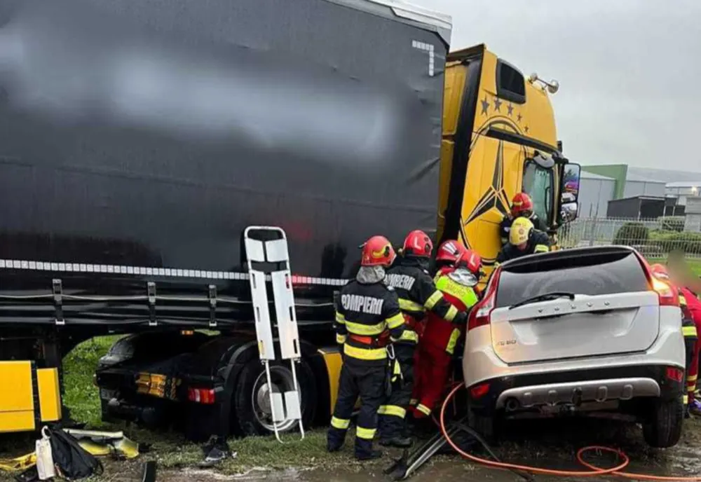 GRAV ACCIDENT RUTIER ÎN JUDEȚUL SUCEAVA. O PERSOANĂ A MURIT ȘI TREI AU FOST RĂNITE 