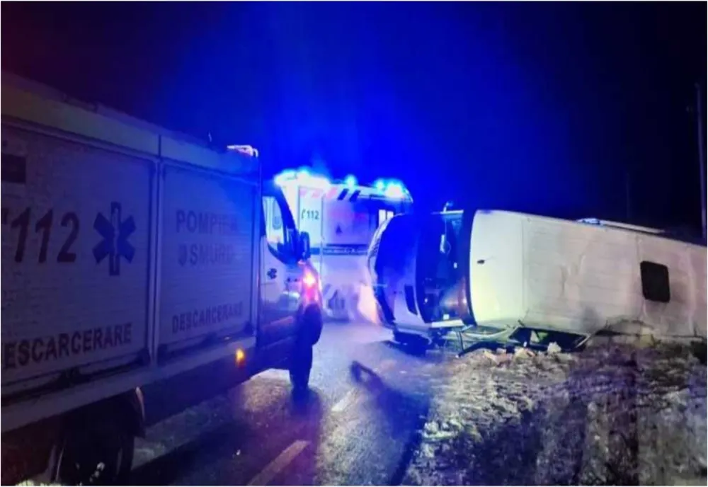Alertă în județul Suceava. Un microbuz cu 11 persoane s-a răsturnat pe șosea