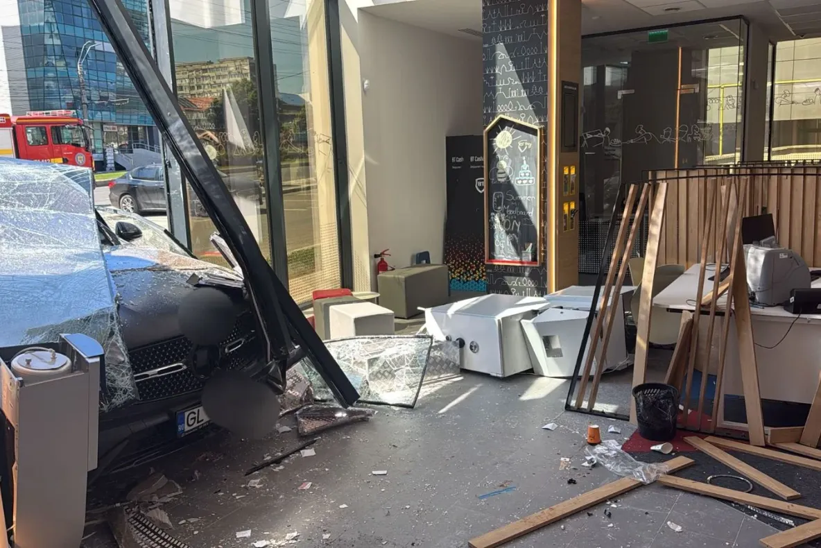 Accident bizar în Galați. O șoferiță de 71 de ani a intrat cu mașina direct într-un bancomat, rănind o femeie FOTO