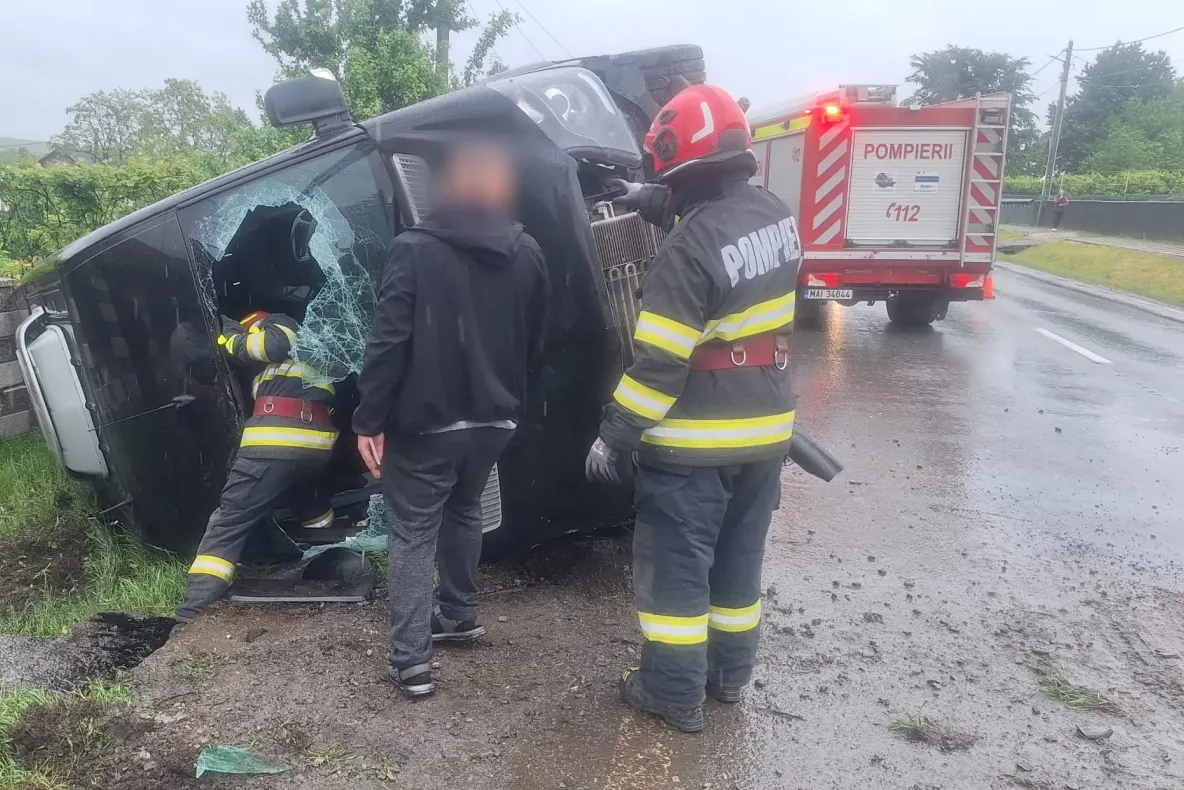 Microbuz răsturnat în Drăgușeni