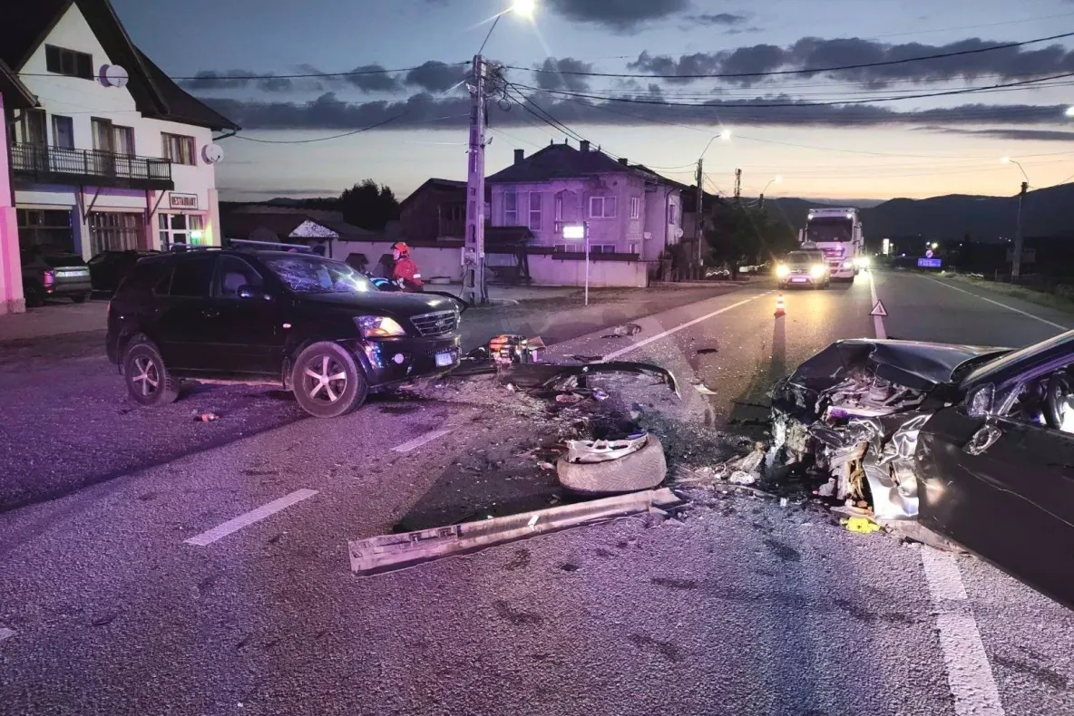  Grav accident în Suceava! Două mașini s-au ciocnit la Poiana Stampei: un bărbat a rămas încarcerat