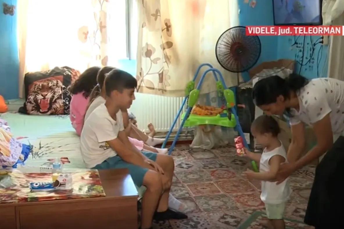 Povestea cutremurătoare a cinci frați din Videle, loviți și de tăierea burselor sociale. ”Îmi doresc o casă ca să stau cu frații mei”