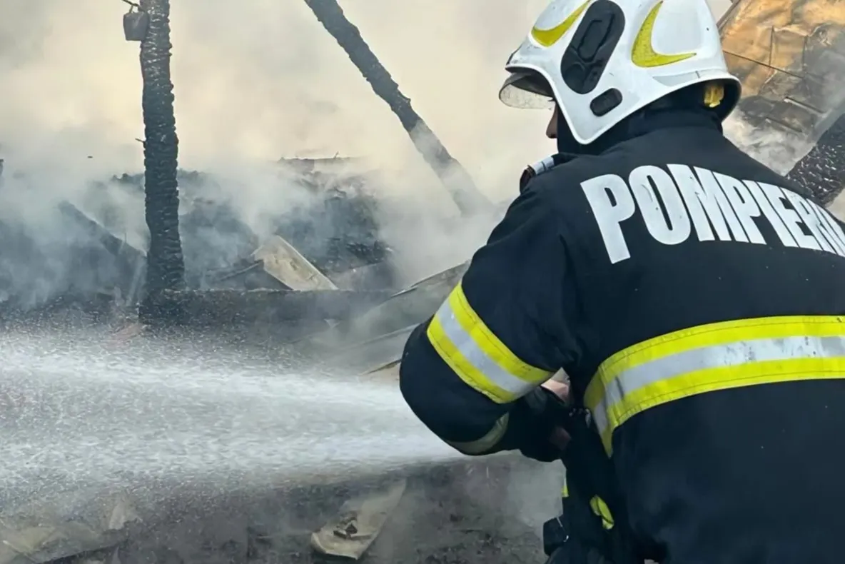 Incendiu în Suceava, după ce un cazan pentru rachiu a fost pus la foc. Pagubele ajung la 100.000 de lei