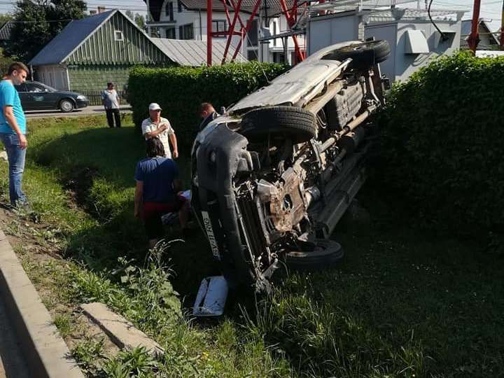 Rădăuți.Mașină răsturnată în șanț cu șoferul prins sub ea, după o depășire periculoasă VIDEO