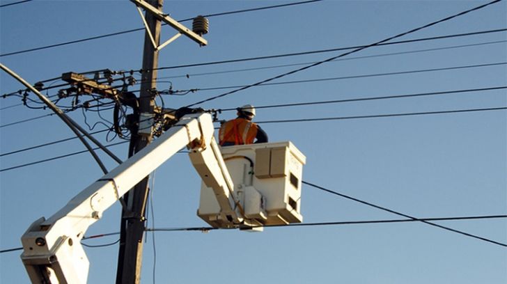 Peste 14.500 de consumatori din județul Suceava au rămas fără energie electrică din cauza furtunilor