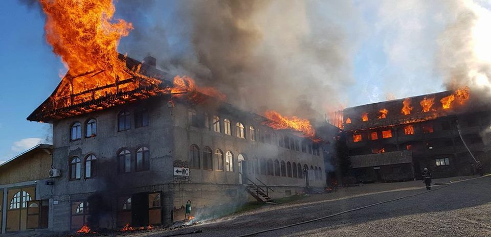 Incendiu la mănăstirea din satul Roșiori. Chiliile călugărilor au fost cuprinse de flăcări