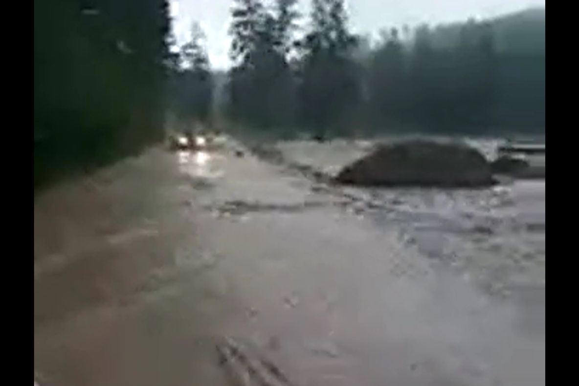 Gospodării și drumuri inundate, o casă luată de ape, școală și biserică în pericol, în urma ploilor torențiale din ultimele două zile VIDEO