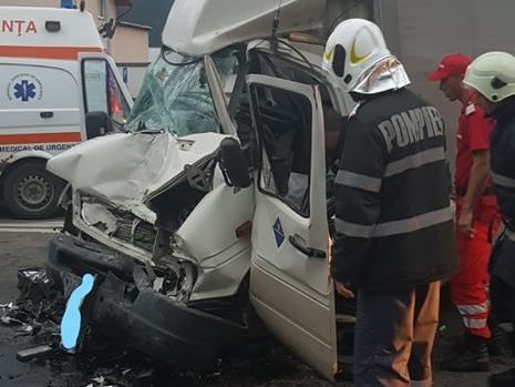 Accident rutier cu trei victime, la Gura Humorului. O persoană a rămas încarcerată FOTO