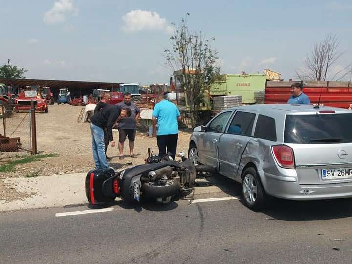 Salcea.Bărbat rănit după ce a intrat cu motocicleta într-o mașină FOTO