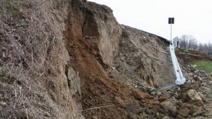 Alunecare de teren în satul Cotârgași, din cauza ploilor abundente