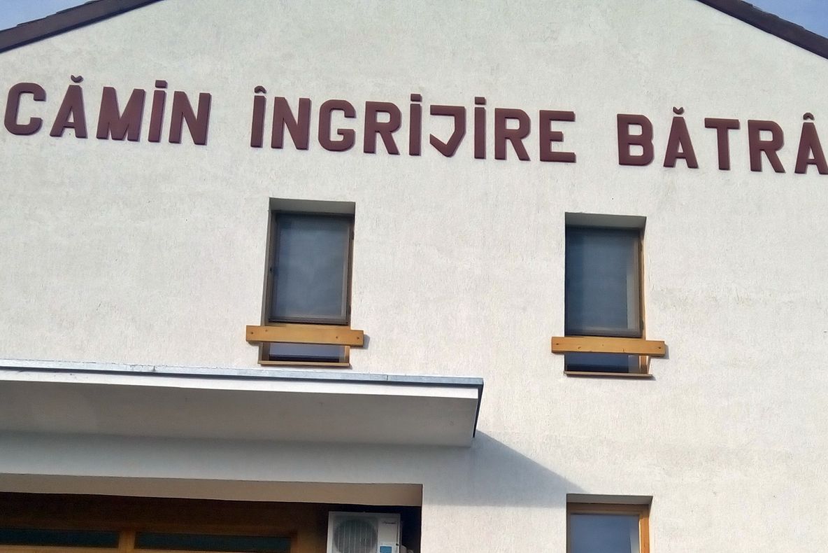Nereguli pe bandă rulantă la azilele de bătrâni ale Arhiepiscopiei Sucevei și Rădăuților
