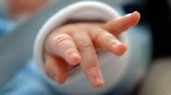 O tânără din Șcheia a născut pe un imaș din localitate. Nou-născutul a murit în spital