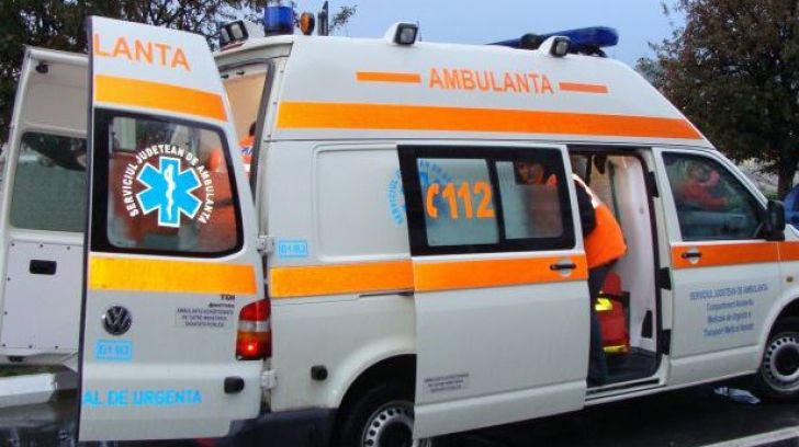 Marginea. Copil de șase ani, accidentat de o mașină după ce a traversat strada prin loc nepermis