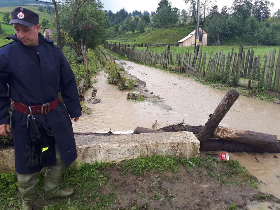 Cod portocaliu de inundații pentru județul Suceava. În Vatra Moldoviței și Brodina sunt deja probleme FOTO