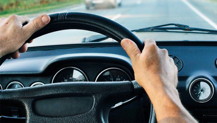 Adolescent la volan, cu tatăl pe scaunul din dreapta