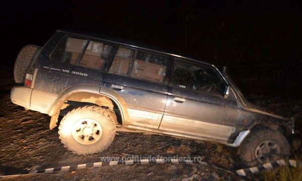 Autoturism plin cu țigări de contrabandă, abandonat pe un drum forestier din Lupcina