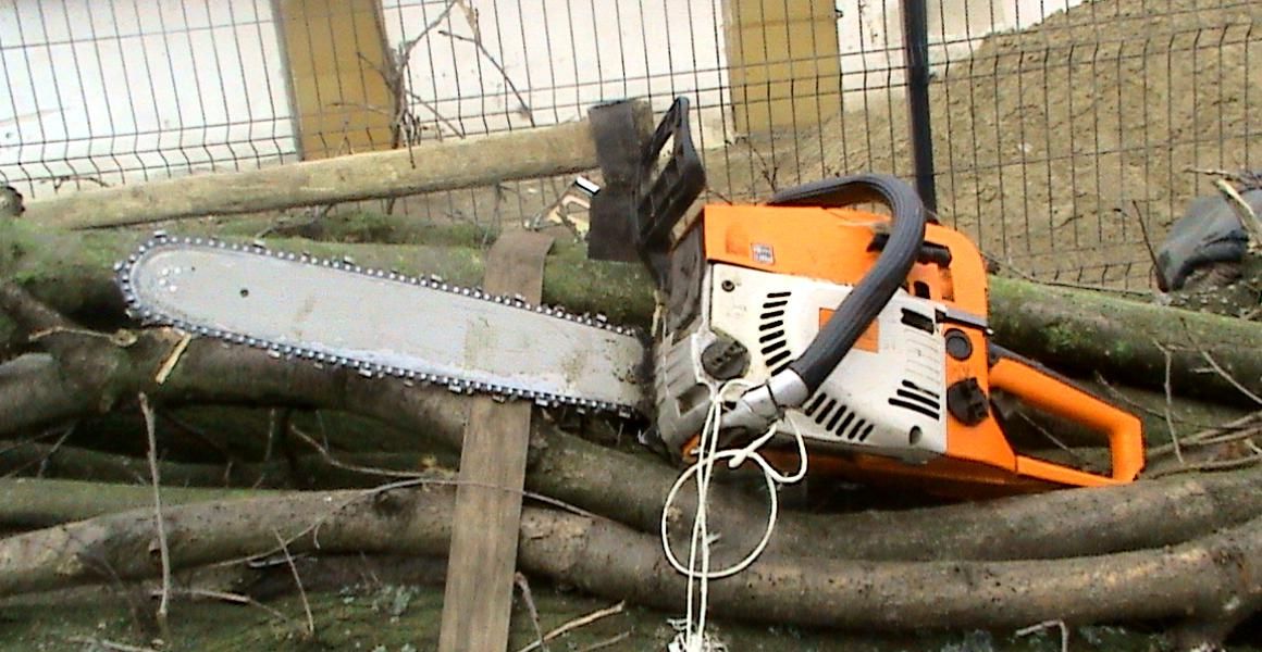 Bătrân mort după ce a căzut peste drujba mănuită de fratele său