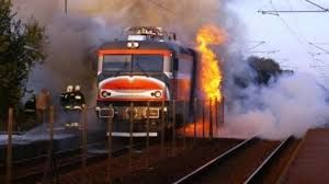 Locomotiva unui tren a luat foc în apropierea gării din Dolhasca