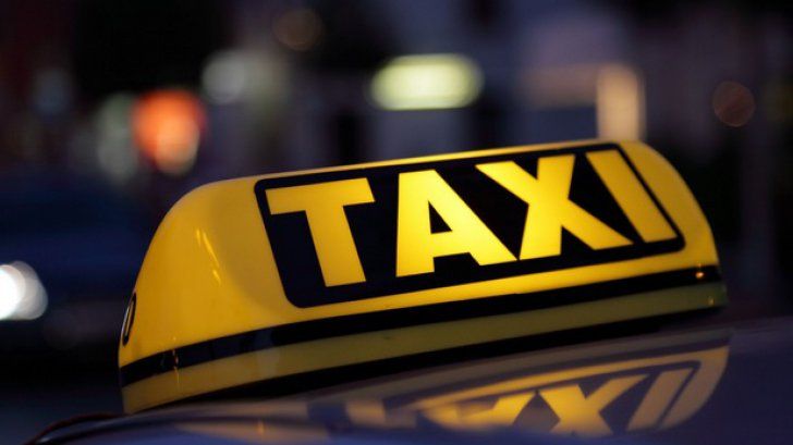 Un taxi a luat foc la zece minute după ce a fost parcat de proprietar