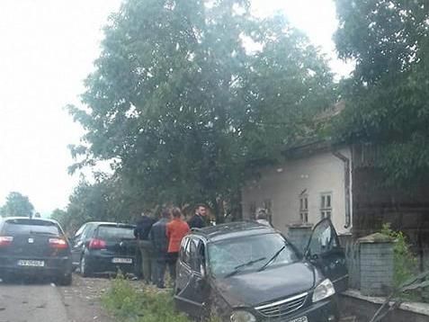 Șofer rănit după ce a intrat cu mașina în gardul unei case FOTO