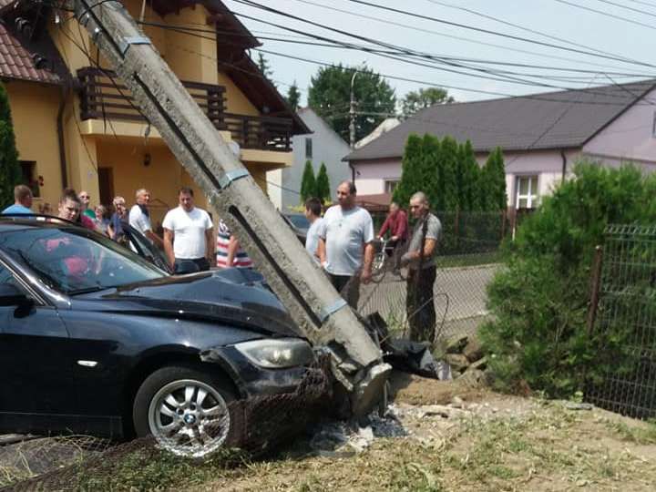 Accident în Rădăuți. Și-a lăsat mașina la spălătorie și a găsit-o într-un stâlp FOTO